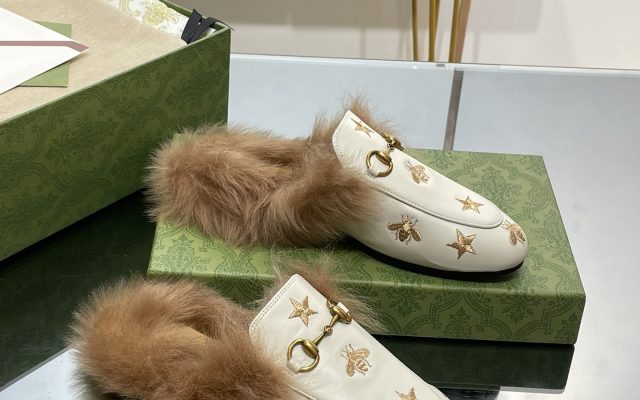 街歩きで使いやすいGucciの靴を写真で確認