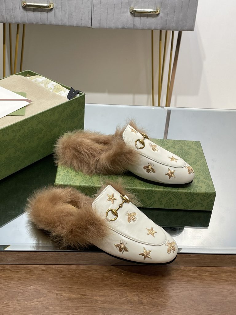 街歩きで使いやすいGucciの靴を写真で確認