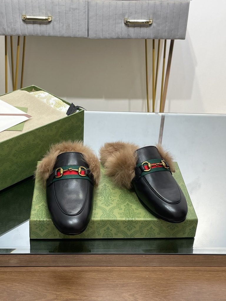 ブラックのGUCCIフラットシューズ、週末や通勤に合う歩きやすさを写真で確認