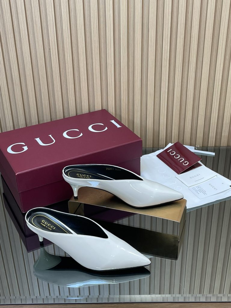 駅まで歩く日の写真で見たいGUCCIのブランド小物の細部