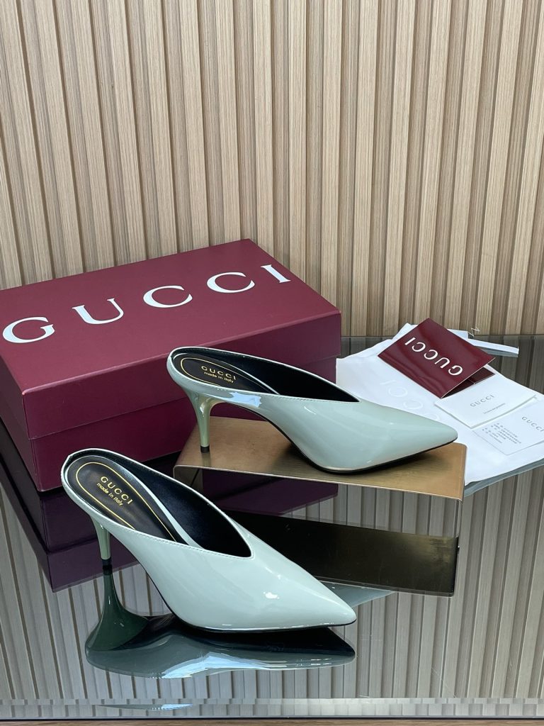 GUCCI グッチ ローファー ポインテッドトゥ レースアップ ブラック 全1色|買い物に使いやすいシューズを写真で確認