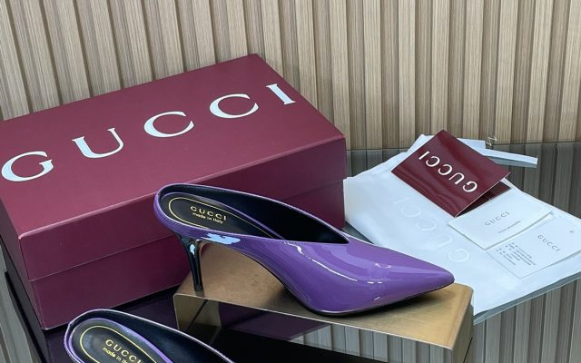 食事会で使いやすいGucciの靴を写真で確認