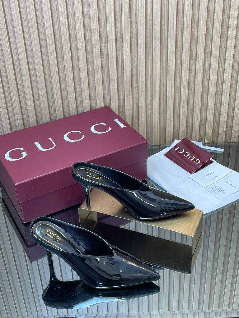 GUCCI グッチ フラットシューズ 本革 ブラック｜旅行の日に毎日に合わせるポイント