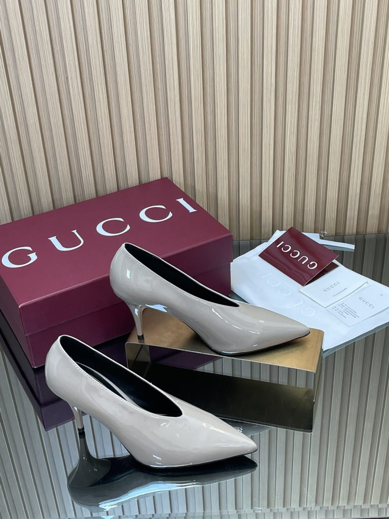 GUCCI グッチ ヘeled ポインテッドトゥ レースアップ 財布・小物｜ギフト選びで予算内で見たいポイント