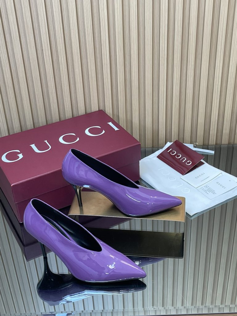 GUCCI グッチ パンプス 本革 ポインテッドトゥ 黒ヒール パープル｜ランチに使いやすい財布・小物を写真で確認