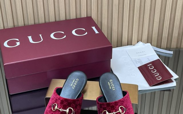 街歩きで使いやすいGucciの靴を写真で確認