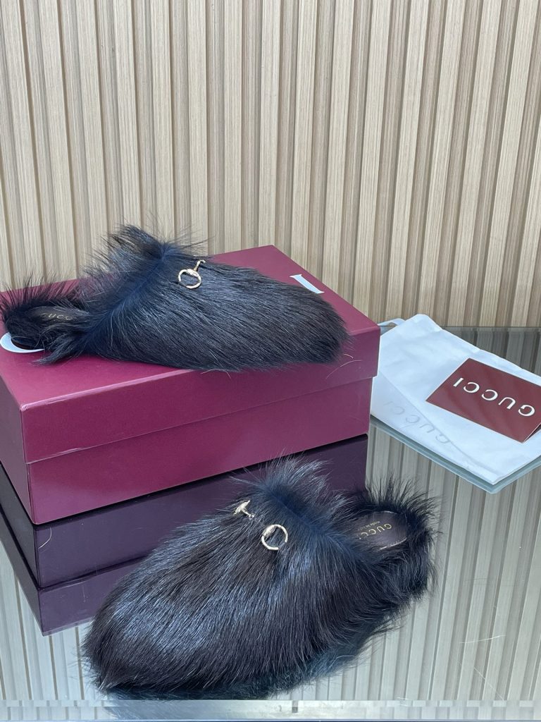 GUCCI グッチ ファークロッグス 本革 ブラック 財布・小物｜ランチの日に写真で選び方を確認