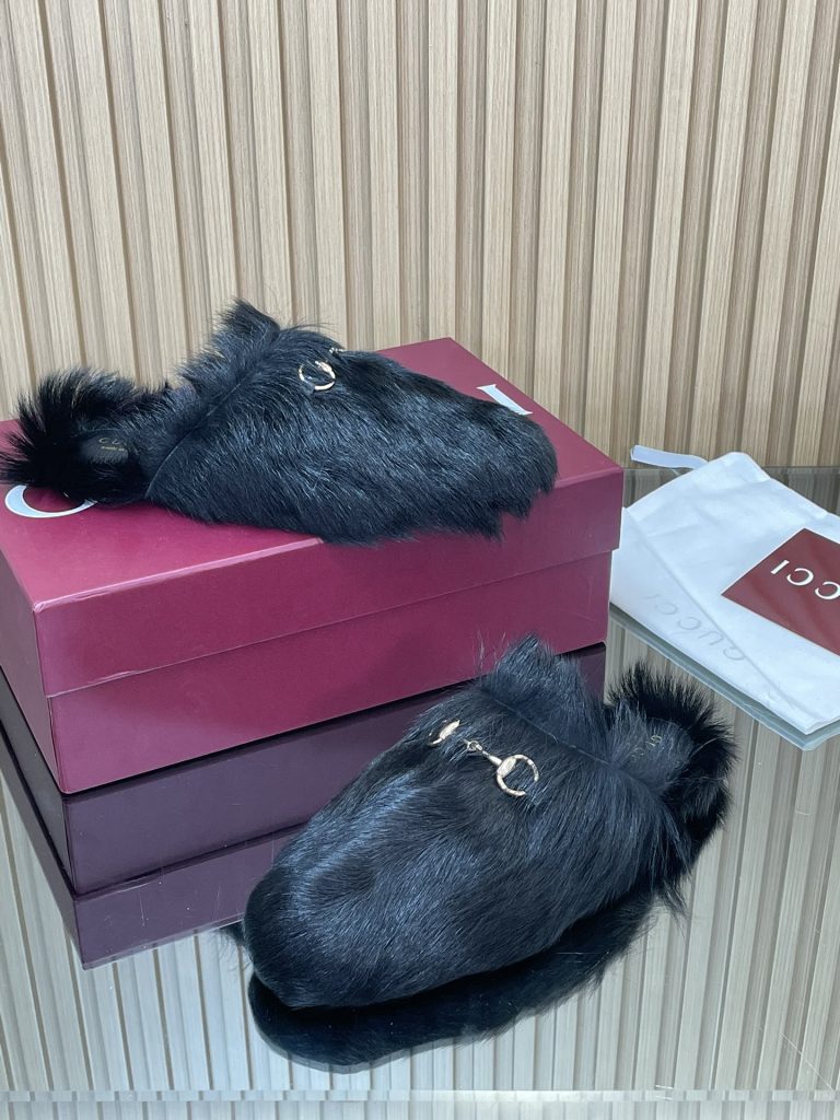 雨の日に履きたいGUCCIファークロッグス、ブラックの写真と日常使い