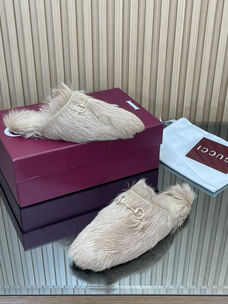 GUCCI グッチ ファー フラットシューズ ブラック｜休日に使いやすさを写真で整理