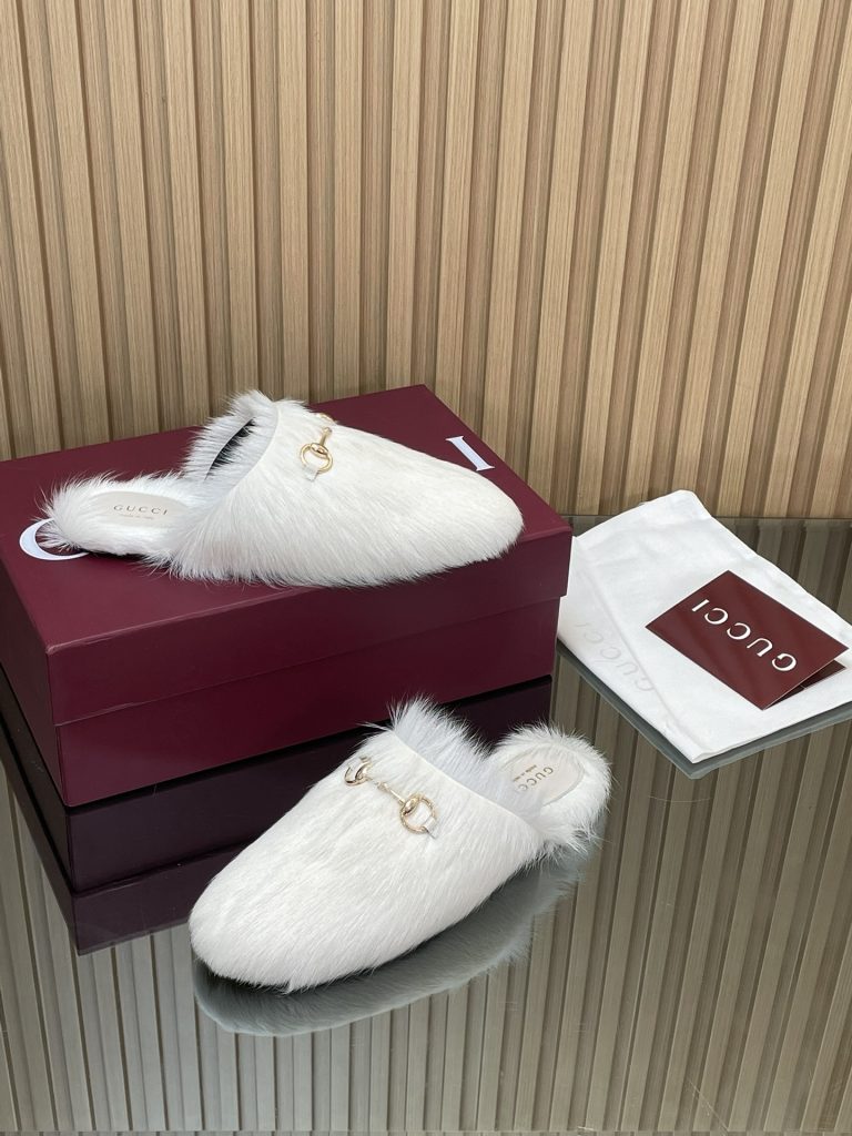 GUCCI グッチ フラットシューズ 本革 通勤 ブラック｜旅行に使いやすいシューズを写真で確認