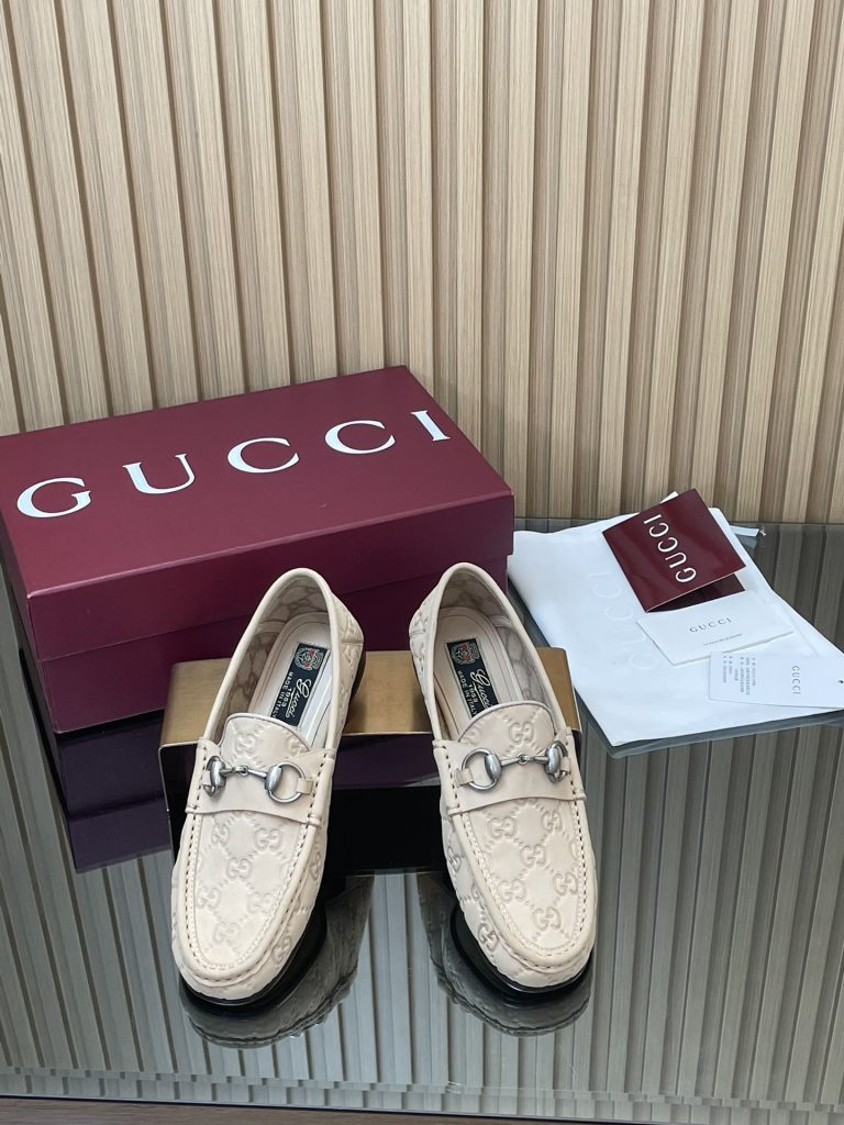GUCCI グッチ ローファー フラットシューズ ベージュ｜買い物に使いやすいシューズを写真で確認