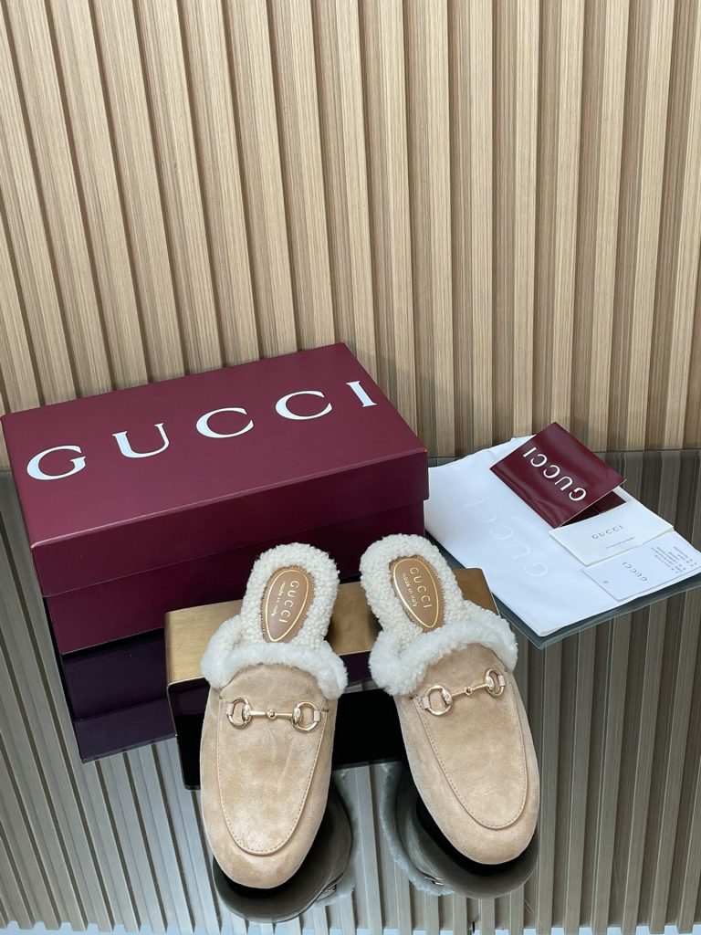 GUCCI グッチ フラットシューズ 本革 軽量 ベージュ｜旅行に使いやすいシューズを写真で確認
