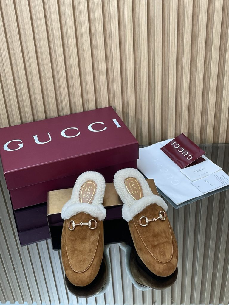 GUCCI グッチ フラットシューズ 本革 軽量 ブラック ベージュ｜旅行の日に毎日に合わせるポイント