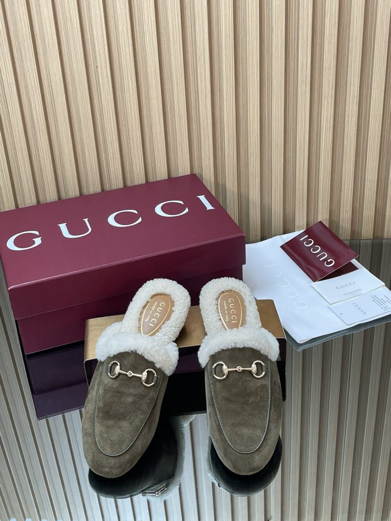 GUCCI グッチ フラットシューズ 本革 軽量 ブラック｜週末に使いやすいシューズを写真で確認