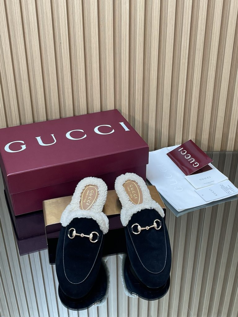 GUCCI グッチ フラットシューズ 本革 軽量 ブラック｜雨の日に予算内で見たいポイント