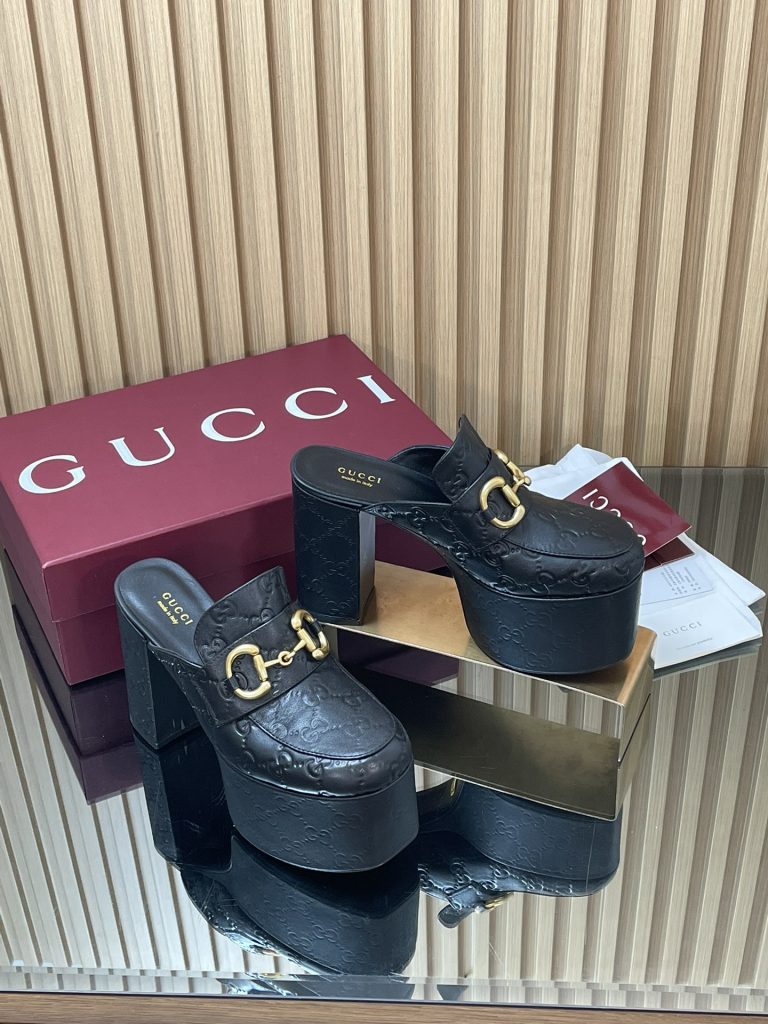 GUCCI グッチ フラットシューズ 本革 通勤 黒色｜通勤に使いやすいシューズを写真で確認