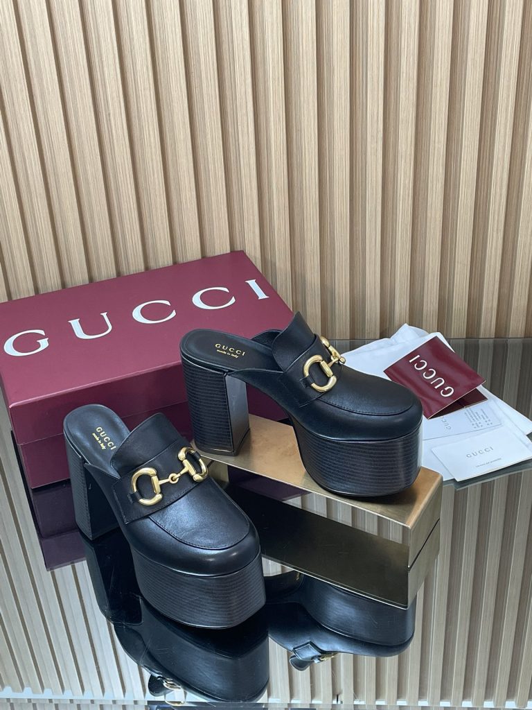 GUCCI グッチ フラットシューズ 本革 ブラック｜旅行の日に毎日に合わせるポイント