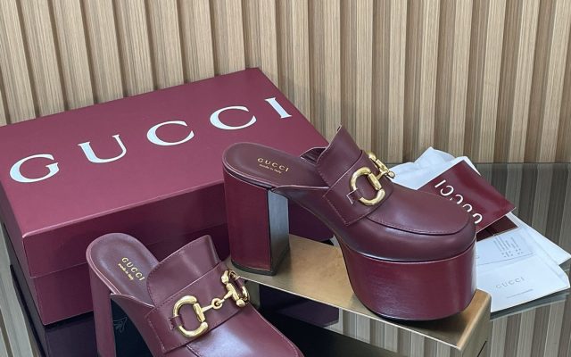 食事会で使いやすいGucciの靴を写真で確認