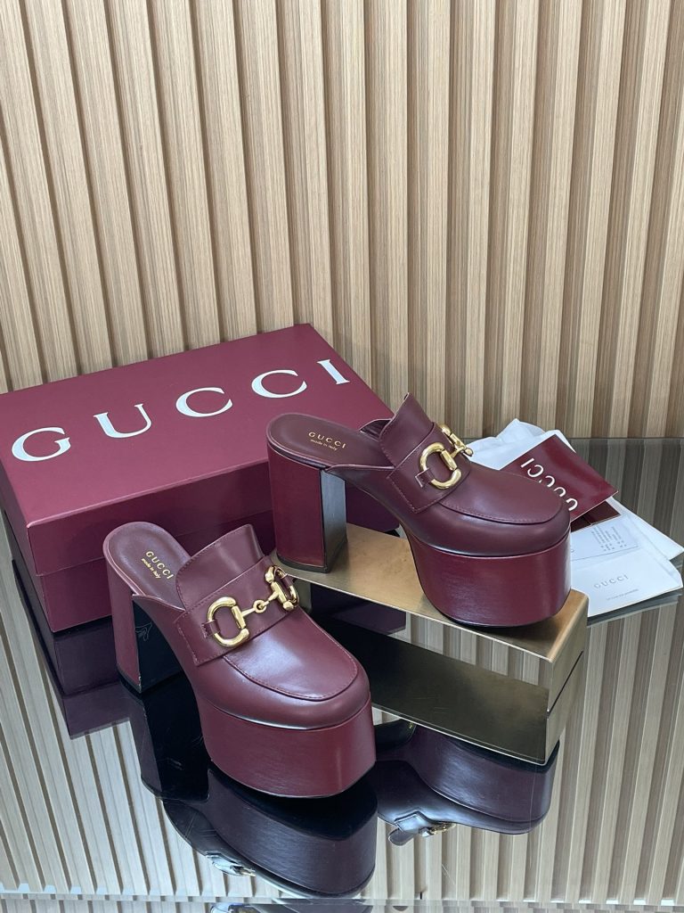 GUCCI グッチ フラットシューズ 本革 通勤 ブラック｜休日に使いやすさを写真で整理