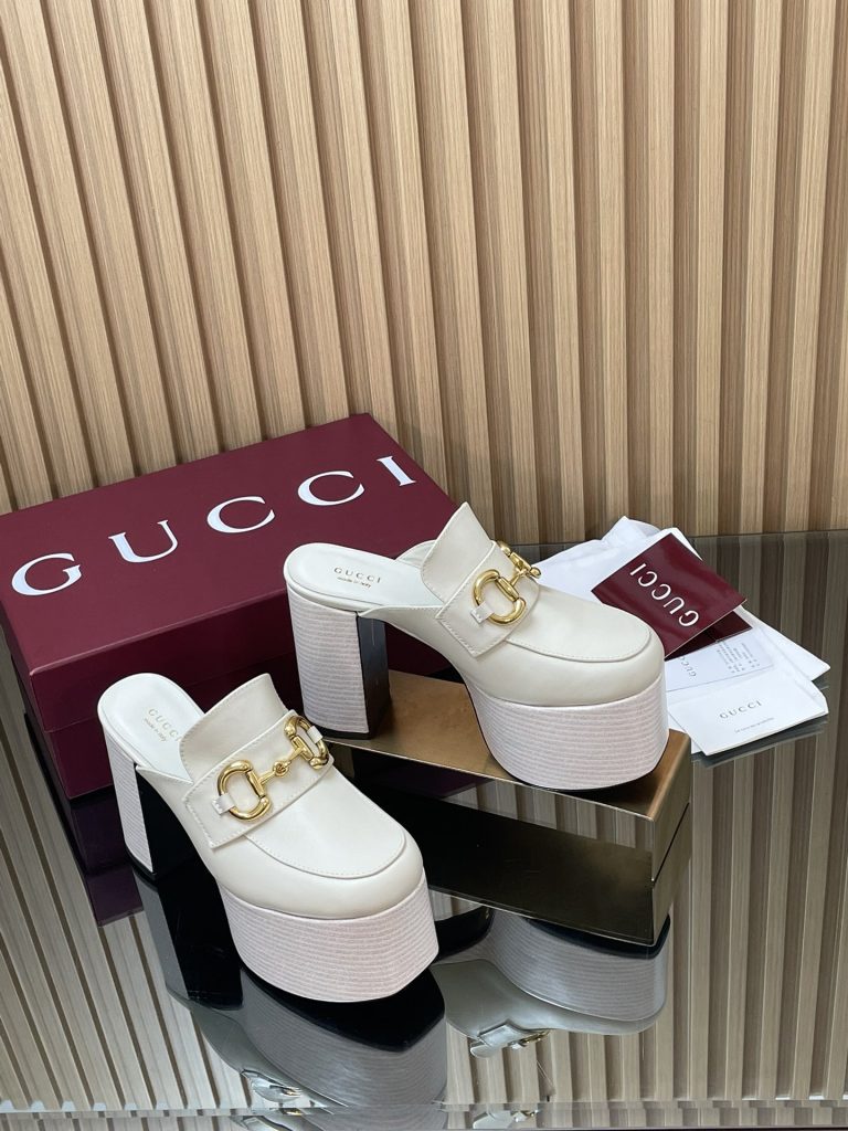 GUCCI グッチ フラットシューズ 本革 レディース オフホワイト｜休日に使いやすさを写真で整理