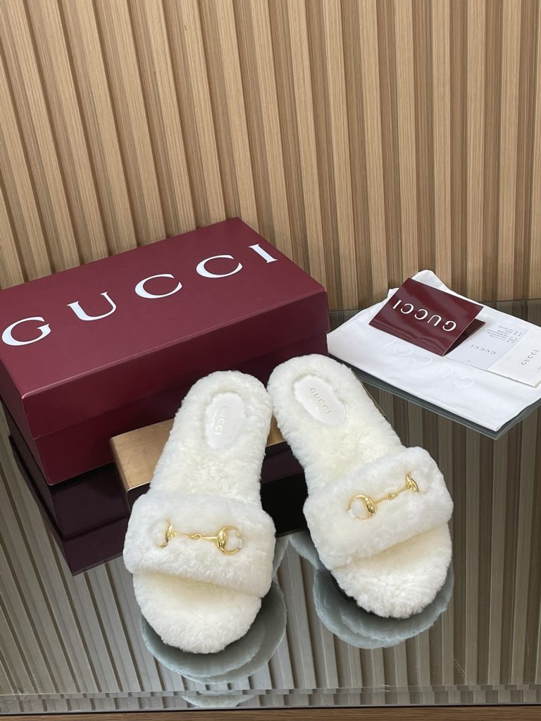 GUCCI グッチ フラットシューズ 本革 軽量 ファー ホワイト｜旅行に使いやすいシューズを写真で確認