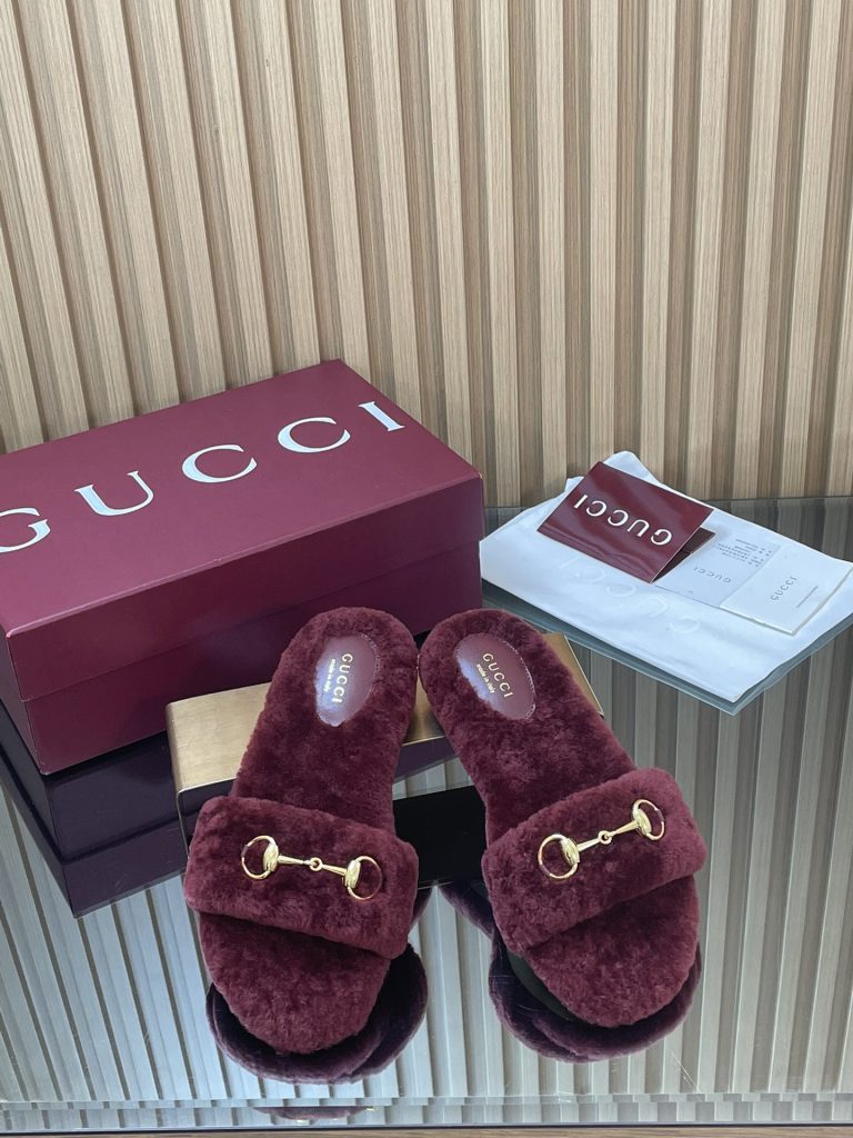 GUCCI グッチ フラットシューズ ファー ホワイトカラー ブラック|休日に使いやすさを写真で整理