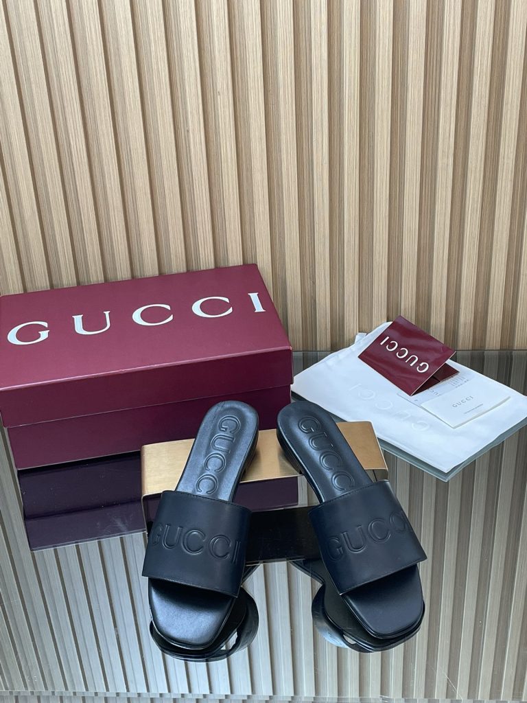 GUCCI グッチ フラットシューズ 本革 通勤 ブラック｜通勤に使いやすいシューズを写真で確認
