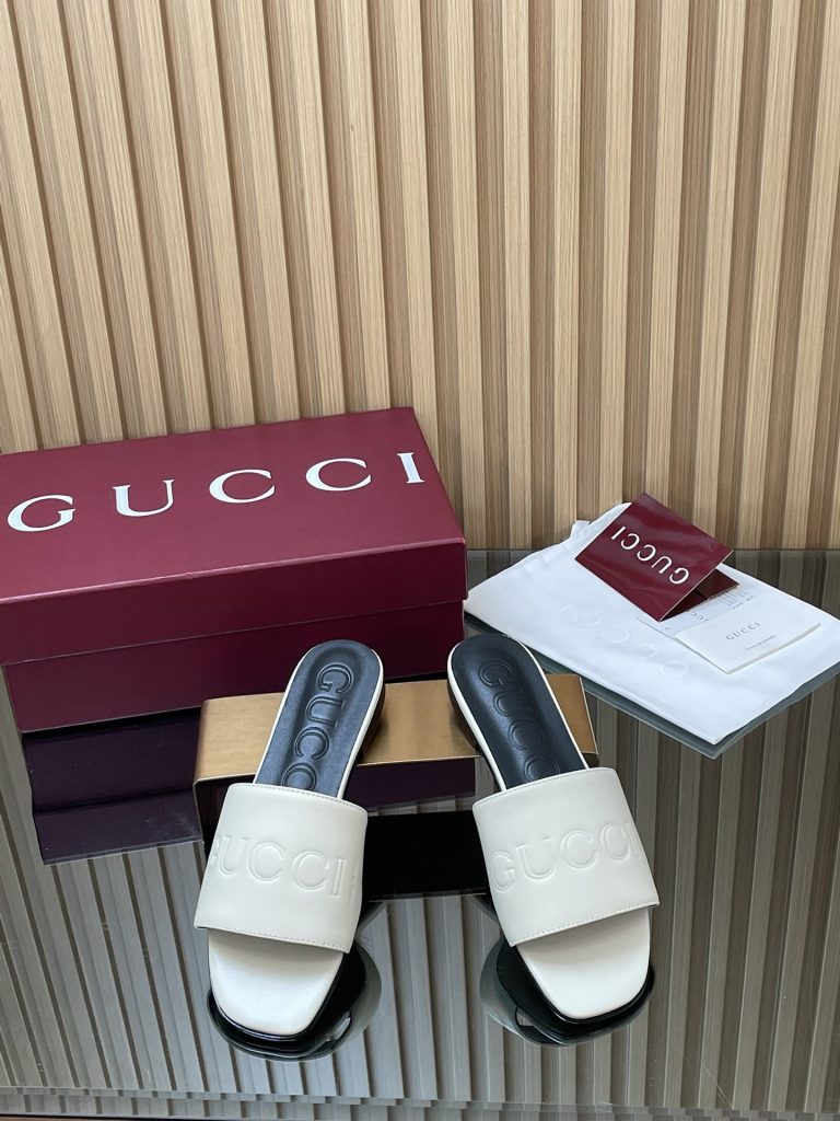 GUCCI グッチ フラットシューズ 本革 通勤 通学 ブラック｜休日に使いやすさを写真で整理