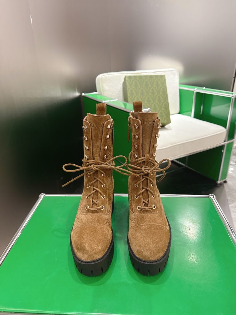 コートの日にも休日にも寄せやすいGUCCIの靴