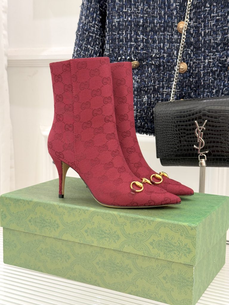 GUCCIのフラットシューズを普段着に取り入れるならここを見る