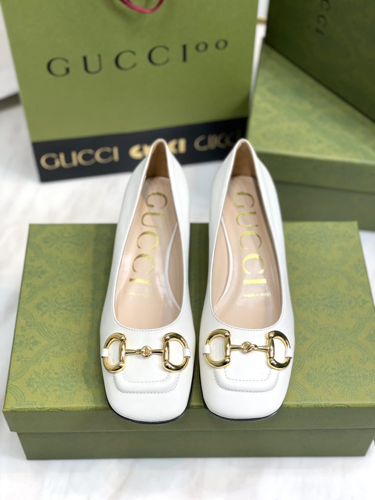 GUCCI グッチ フラットシューズ 本革 通勤 通学 ブラック｜旅行の日に毎日に合わせるポイント