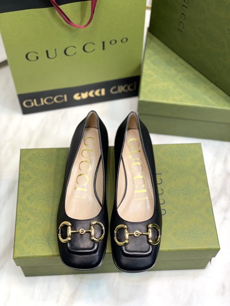 GUCCI グッチ フラットシューズ 本革 通勤 黒色｜週末に失敗しにくい選び方
