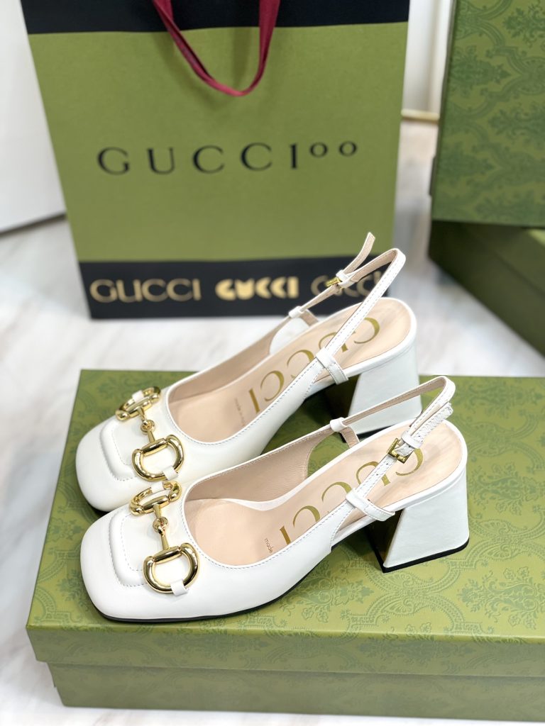 友人と会う日の日、GUCCIの靴は角の印象で差が出る