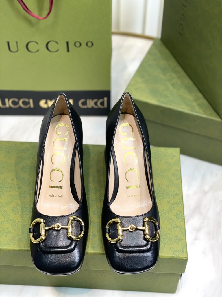 GUCCI グッチ フラットシューズ 本革 通勤 黒色｜週末に使いやすいシューズを写真で確認