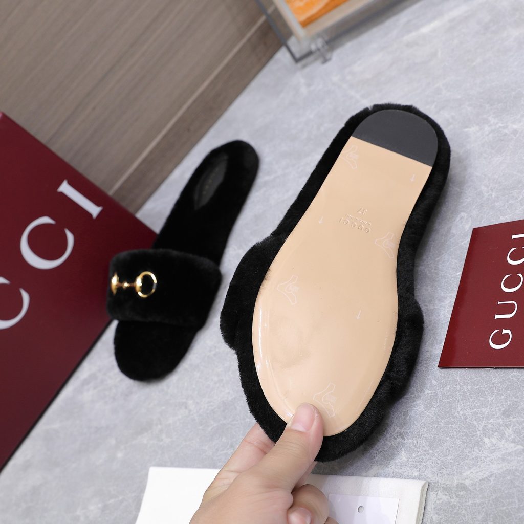 GUCCI グッチ フラットシューズ ファー メンズ レディース ブラック｜買い物に使いやすいシューズを写真で確認