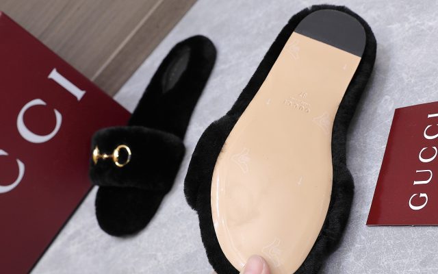 食事会で使いやすいGucciの靴を写真で確認