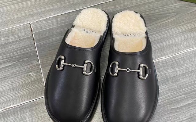 食事会で使いやすいGucciの靴を写真で確認