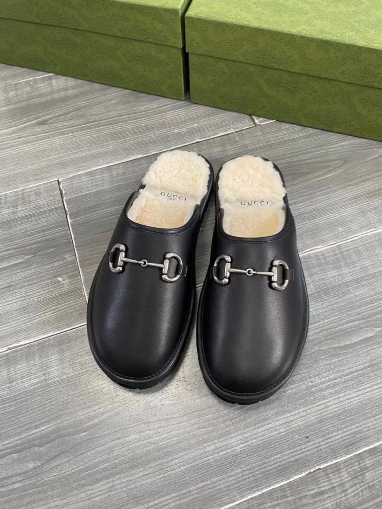 食事会で使いやすいGucciの靴を写真で確認