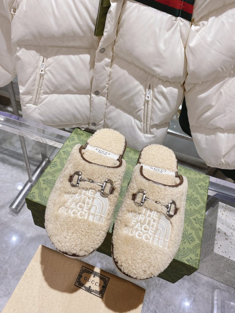 GUCCI グッチ フラットシューズ 本革 ベージュ 全1色｜雨の日に使いやすいシューズを写真で確認