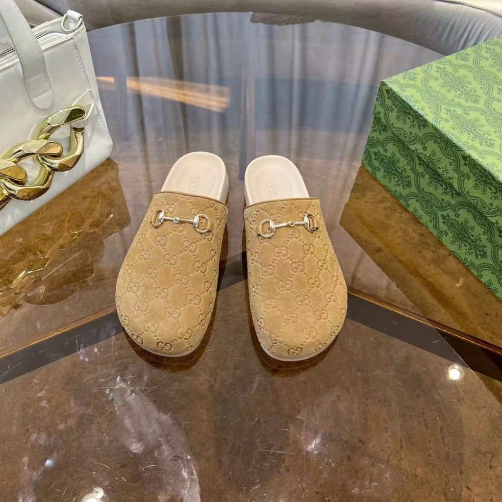GUCCI グッチ フラットシューズ 本革 軽量 インソール付き ベージュ｜通勤に使いやすいシューズを写真で確認