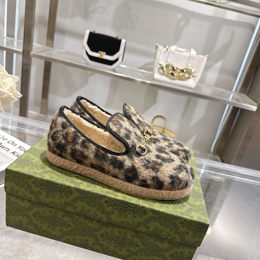 食事会で使いやすいGucciの靴を写真で確認