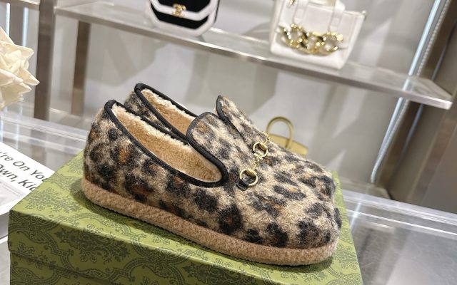 食事会で使いやすいGucciの靴を写真で確認