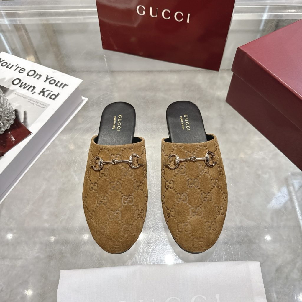 GUCCI グッチ モカシン ブラック ベージュ シューズ|休日に使いやすさを写真で整理