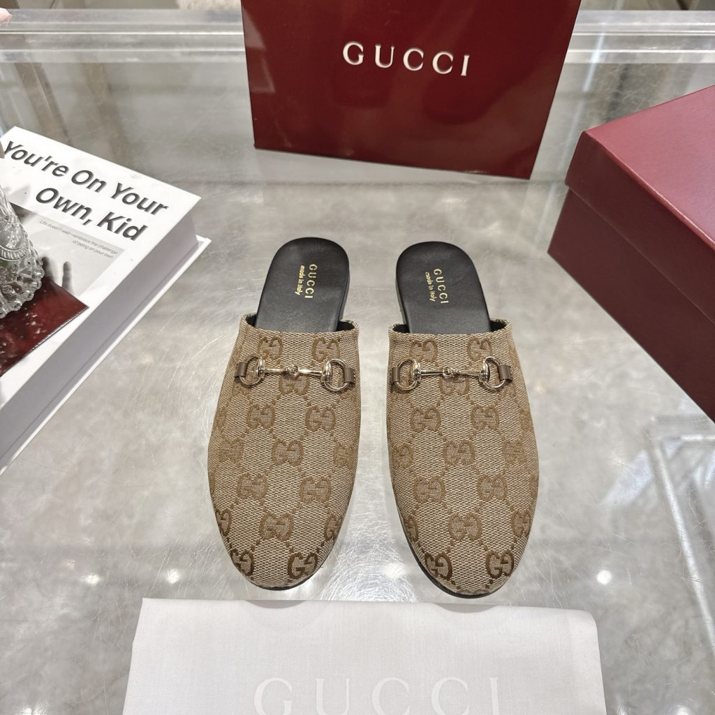 GUCCI グッチ ムートンスリッパ ベージュ 全1色|ランチに使いやすい財布・小物を写真で確認