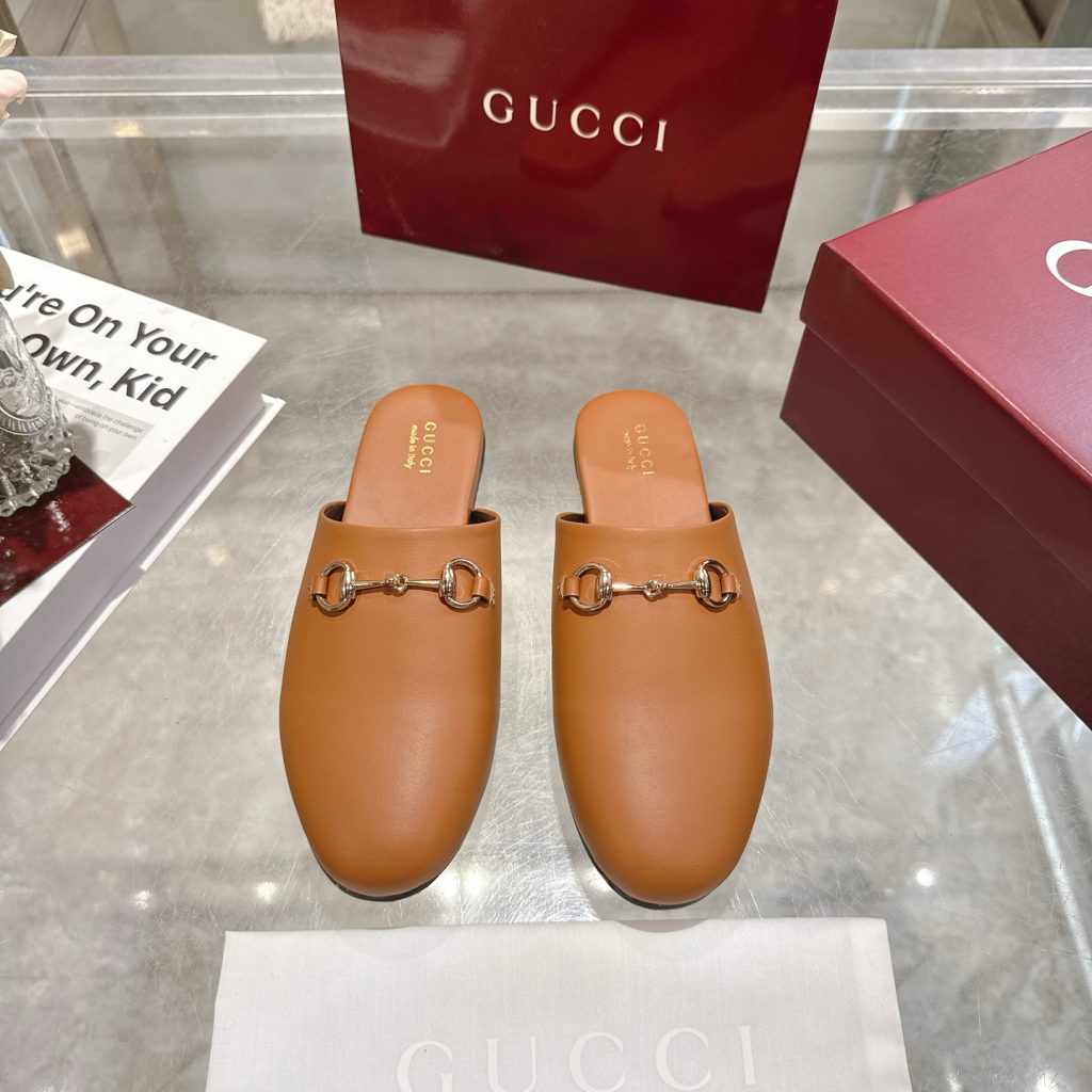 家族との外出の日、GUCCIのコートは手元の見え方で差が出る