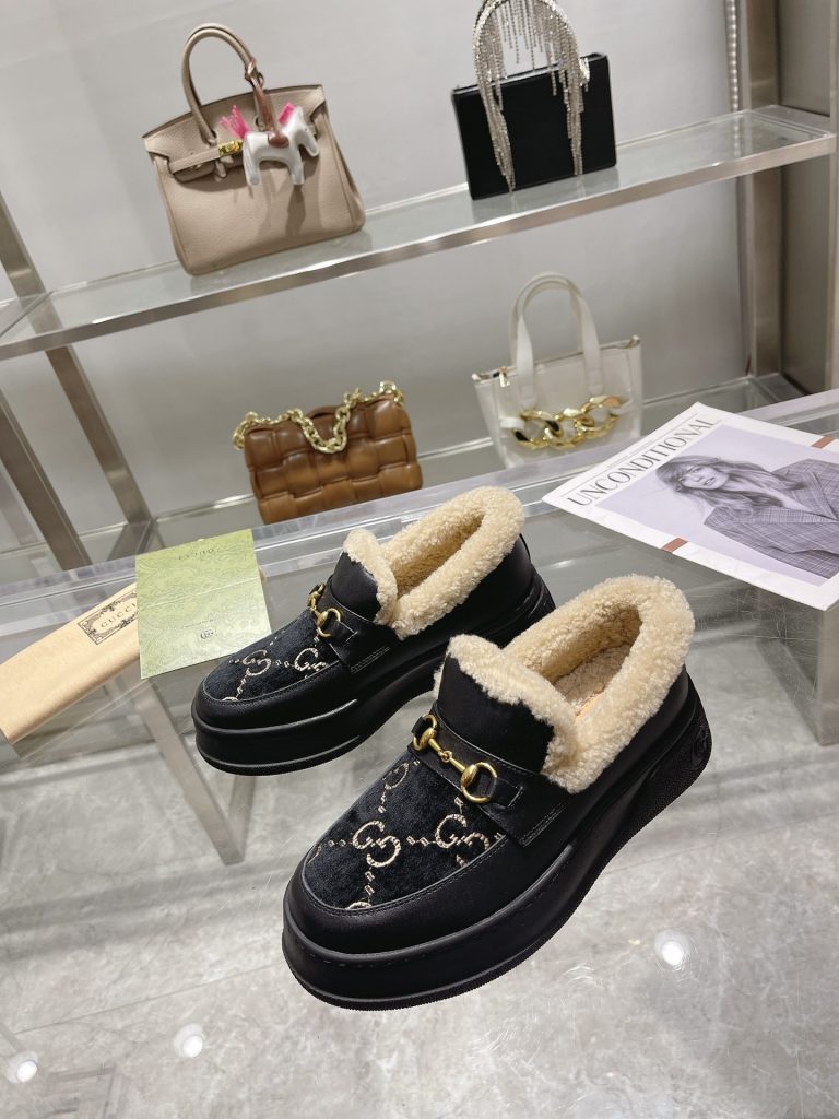 GUCCI グッチ フラットシューズ ローファー 本革 軽量 黒｜雨の日に予算内で見たいポイント