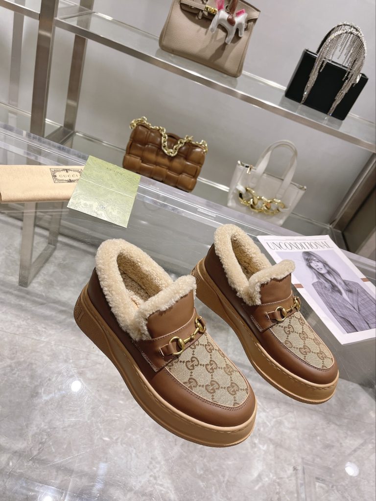 旅行に使いやすいGUCCIの靴を探す