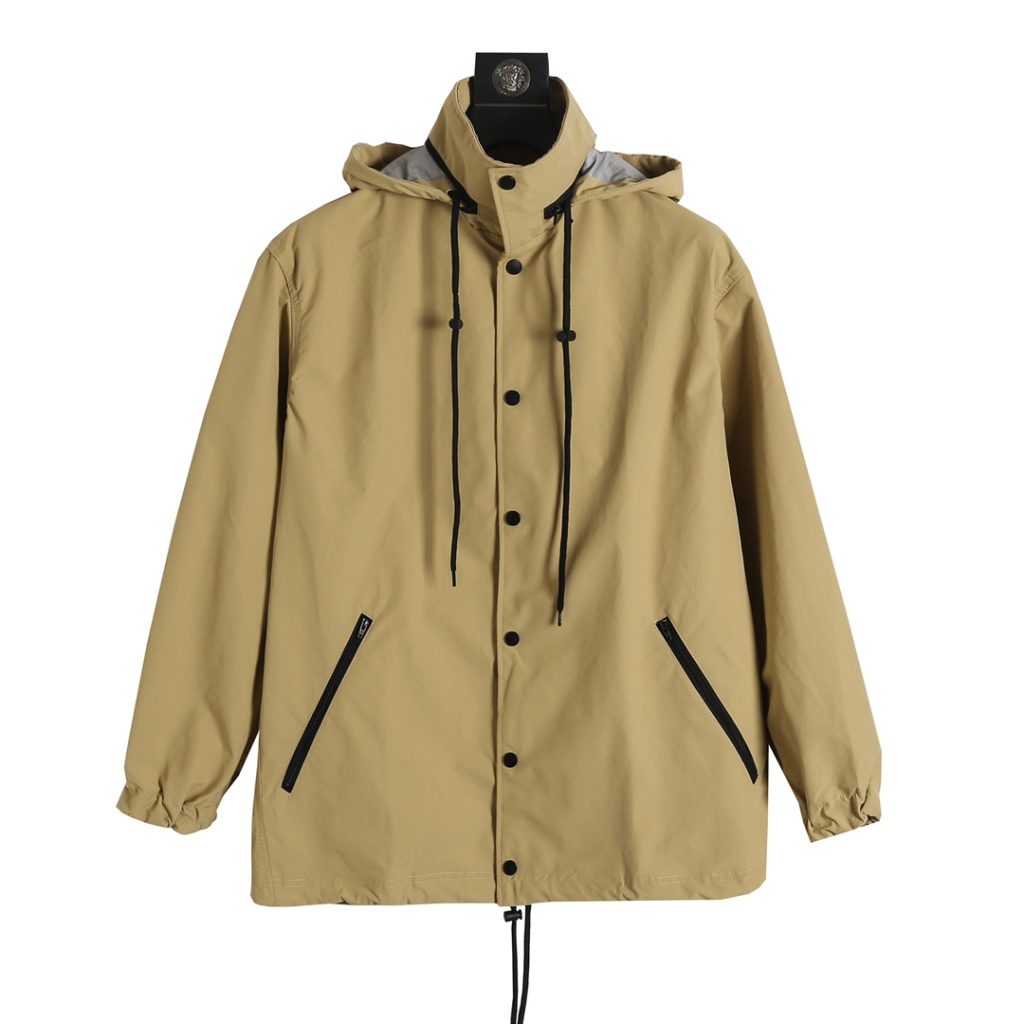雨の日の服に合わせるならBALENCIAGAのブランド小物は開け閉め重視