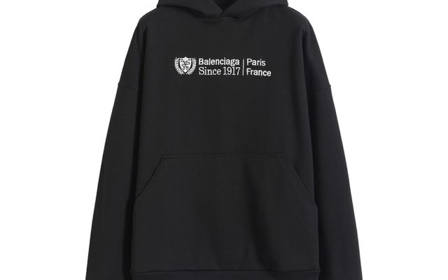 ブラックが映えるシャツは日常で使いやすいか