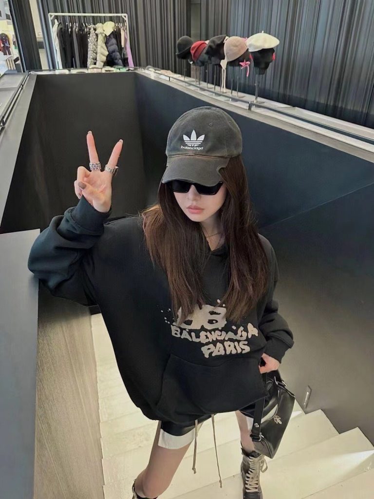 BALENCIAGA バレンシアガ ロゴプリントパーカー 黒/白 全2色|カフェに使いやすいブランド小物を写真で確認